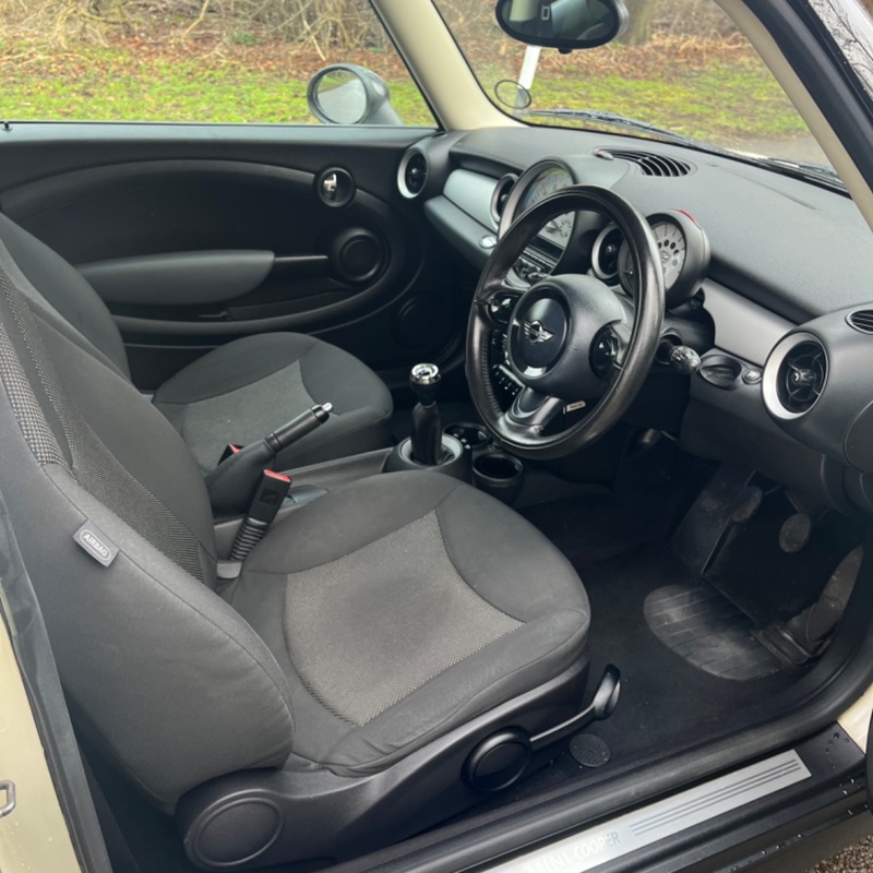 MINI HATCH